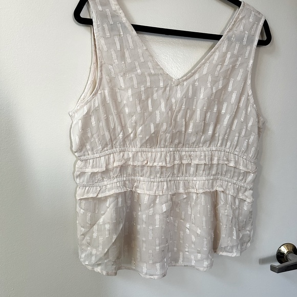NWT! Express cream blouse with metallic gold details and ruffles in size large - Picture 4 of 6